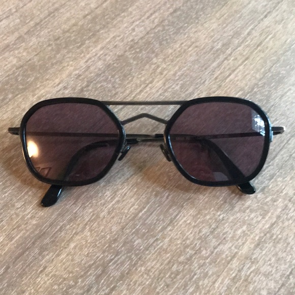 VINTAGE GIANNI VERSACE UNISEX SUNGLASSES - Picture 1 of 4